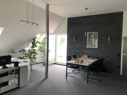 Konzentriertes Arbeiten in elegantem komplett eingerichtetem Loft-Büro