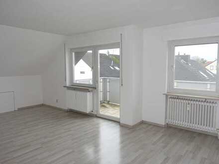 Modernisierte Dachgeschoss-Wohnung mit tollem Schnitt!