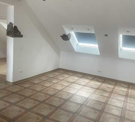 Dachgeschoss Wohnung mit Doppelgarage in Altenstadt-Oberau