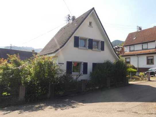 Freistehendes Einfamilienhaus mit großem Garten, Garage & Blick auf das Schloss Eberstein