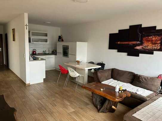 Sanierte 2 Zimmer Wohnung mit Balkon und EBK in Toplage von Mörfelden-Walldorf