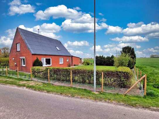 Gepflegtes, weitgehend renoviertes Einfamilienhaus in ruhiger Lage am Binnendeich in Kronprinzenkoog