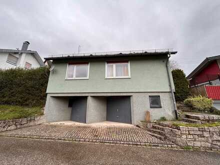 Renovierungsbedürftiges Handwerkerhaus - 2 Garagen, Garten und traumh. Aussichtslage in Bermersbach