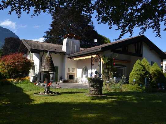 Garmischer Bestlage: Großes, solides Einfamilienhaus mit sonnigem Gartengrundstück