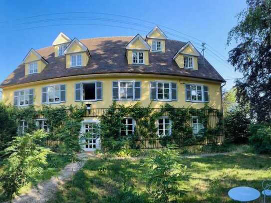 Lichtdurchflutete Loft-Wohnung über zwei Stockwerke in barockem Haus mit Garten