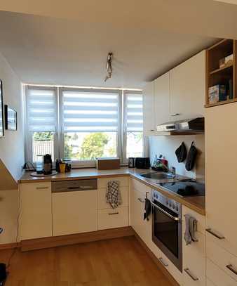 Stilvolle, modernisierte 2,5-Zimmer-Dachgeschosswohnung mit Balkon, EBK, Garten in Velden