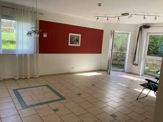 Freundliche 4-Zimmer-Wohnung mit gehobener Innenausstattung mit 2 Terrassen und EBK in Langgöns