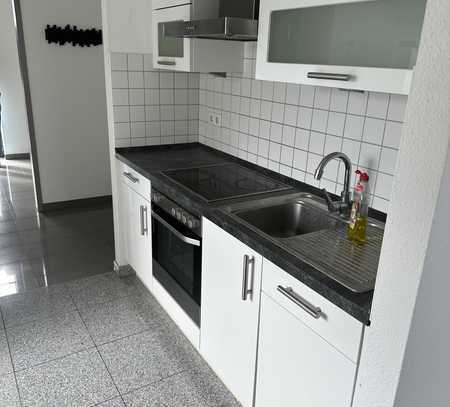 Ansprechende und gepflegte 2-Raum-DG-Wohnung mit Balkon und Einbauküche in Korschenbroich