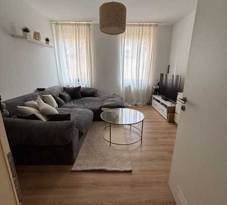 Neuwertig ! Gut geschnittene 2­ Zimmer ­ Wohnung mit Stellplatz im Hof !