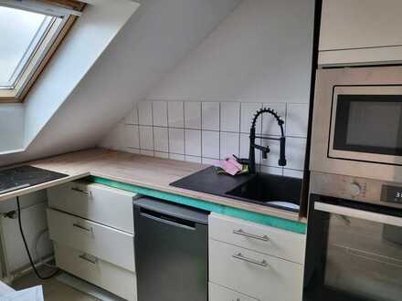 Charmante DG-Wohnung mit einem Raum und Einbauküche in Meerbusch