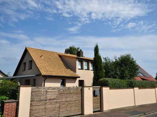 Modernisiertes Zwei-Familienhaus mit Garage