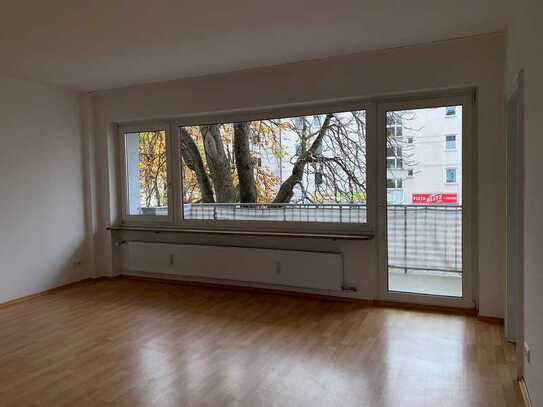 Helle, gepflegte 2-Zimmer-Wohnung mit Balkon und EBK in Berg am Laim, München