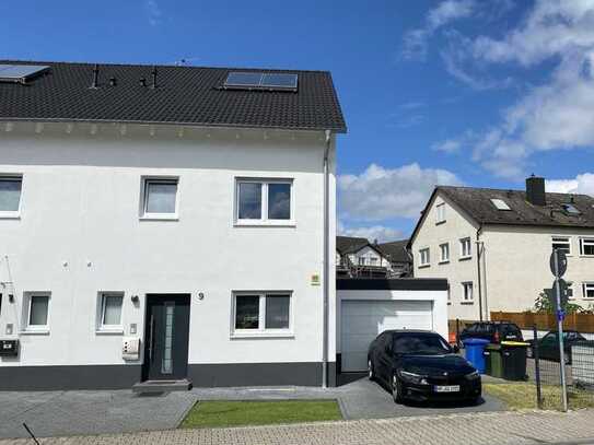 2018 Neubau Doppelhaushälfte mit sechs Zimmern und EBK.