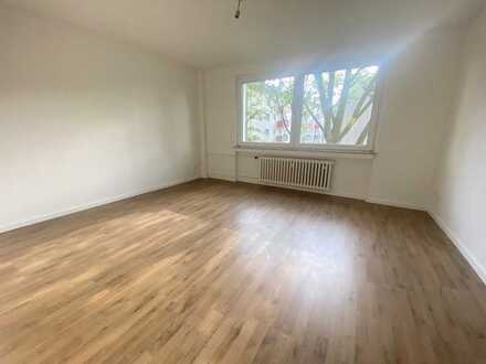 SANIERTE 2,5 Zimmer Wohnung mit riesen Balkon und Fahrstuhl !!!!