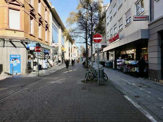 Wohn-/Geschäftshaus (nach WEG in Wohnungseigentum geteilt). Ruhige Lage - Bereich Kern-Einkaufszone!