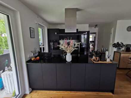Gemütliche und moderne Neubau Erdgeschoss 3-Zimmer Wohnung mit großem Garten