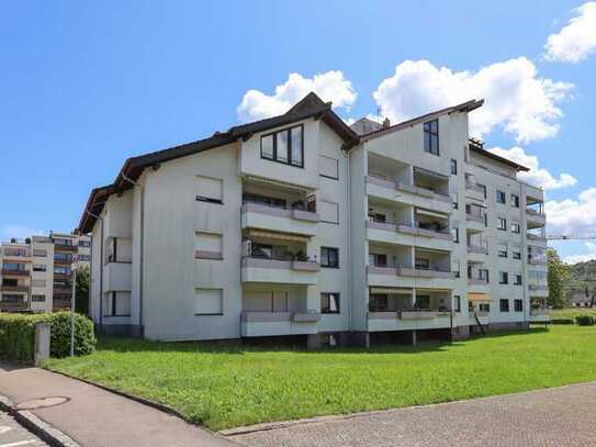 Viel Platz und super Ausblick!!
Geräumige 4-Zimmer Wohnung mit Nutzfläche ca. 180 m² Wohlfühloase