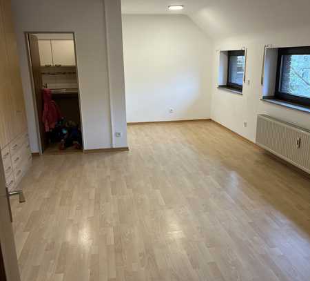 Schöne 1-Raum-Wohnung mit Balkon, Einbauküche und modernisiertem Bad in Mönchengladbach