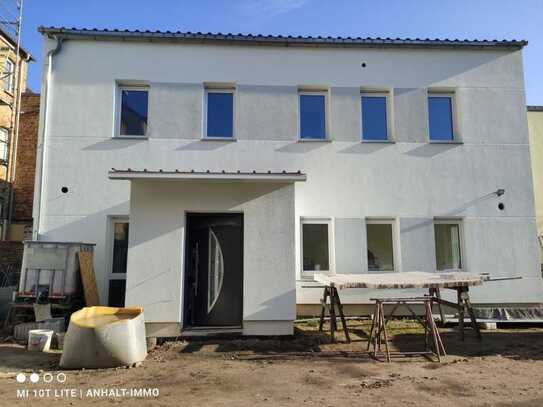 Wohnen wie im Einfamilienhaus mit Terrasse und Carport