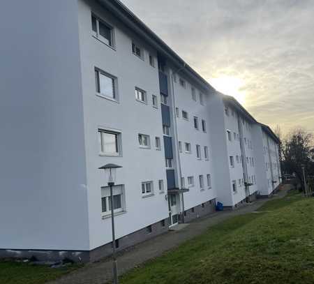 Gut geschnittene 2-Zi-Wohnung mit Balkon, schöner Aussicht und viel Sonne