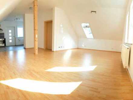 Stilvolle, geräumige 1-Zimmer-DG-Wohnung mit Einbauküche in Ingolstadt