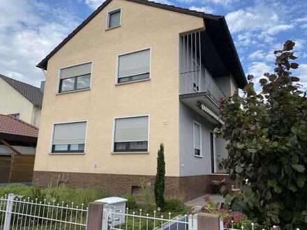 Freistehendes Einfamilienhaus mit großem Grundstück