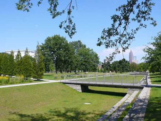 Sehr gefragte Rebstock Park Viertel, 4 Zi., EBK, 2 Bäder, Süd-West Balkon und viel Grün herum.