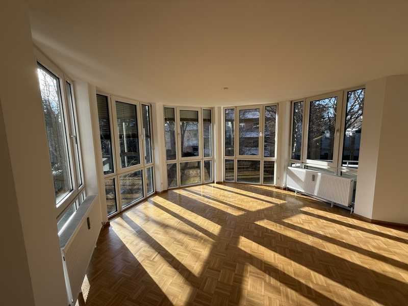 Lichtdurchflutete 4-Zimmer-Wohnung mit hochwertiger Schreinerküche, Balkon & Garage in ruhiger Lage