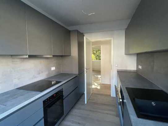 Erstbezug nach Sanierung, Exklusive 3-Raum-Wohnung mit neuer Einbauküche, Balkon und Einzelgarage