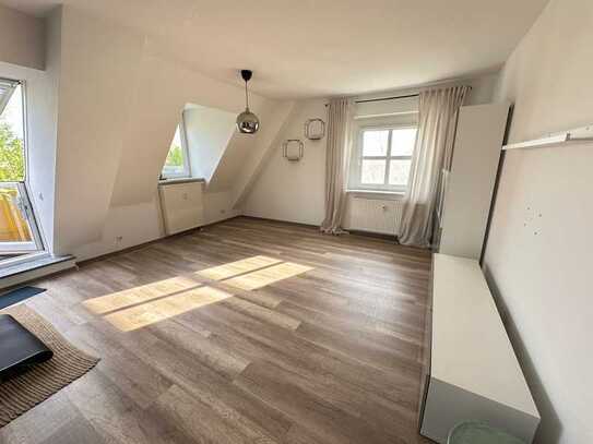 Schöne und gepflegte 2-Raum-Dachgeschosswohnung mit Balkon und Einbauküche in Dessau-Roßlau