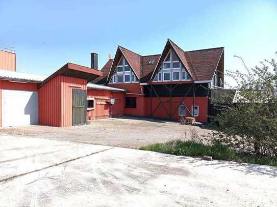 Werkstatt mit Lagerhallen, Bürogebäude und Wohnhaus auf großem Areal