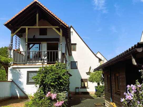 Hanau-Klein-Auheim, Doppelhaushälfte mit Garage, Nebengebäuden und schönem Garten in ruhiger Lage.