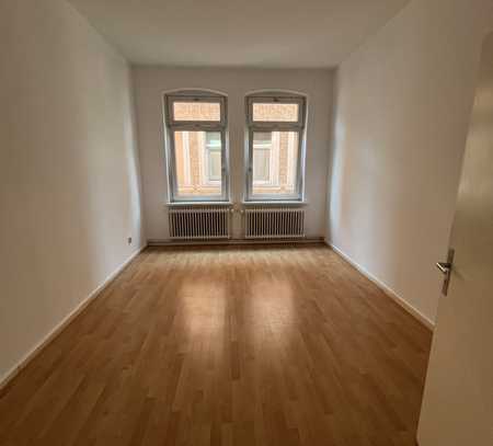 Diese helle 4-Zimmer-Wohnung wird frisch weiß gestrichen und ist WG-geeignet