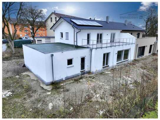 Erstbezug: Moderne Neubau-DHH mit Einliegerwohnung, Doppelgarage & Energieeffizienz in Stadtbergen