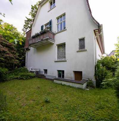 Einfamilienhaus mit Mansarddach, Balkon, Garage und Garten als Jugendstil-Villa in der Parkstraße zu