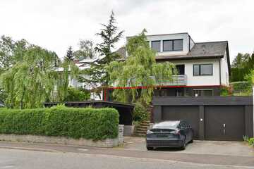 Hochwertig sanierte 2,5 Zimmer- Erdgeschoss-Wohnung mit Terrasse, Garten und Carport