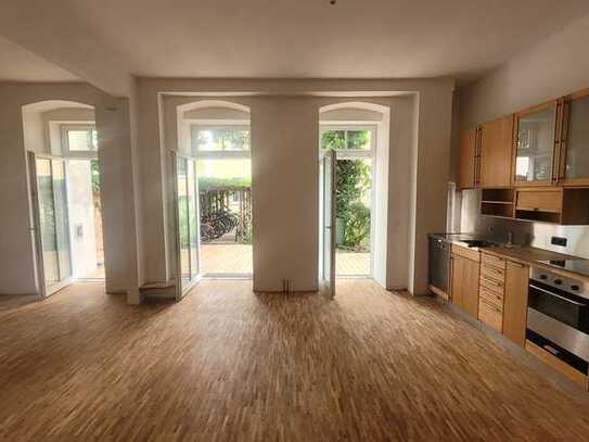 Stilvolle, geräumige und neuwertige 2-Zimmer-DG-Wohnung mit Balkon und EBK in Berlin - Treptow