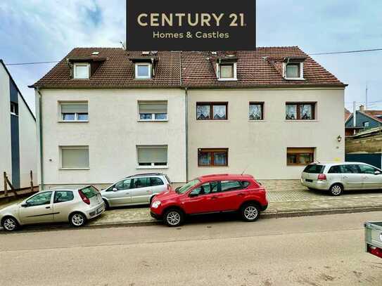 Einzigartiges renoviertes Mehrfamilienhaus in Altenkessel: 3 Wohnungen, Traumgarten und große Garage