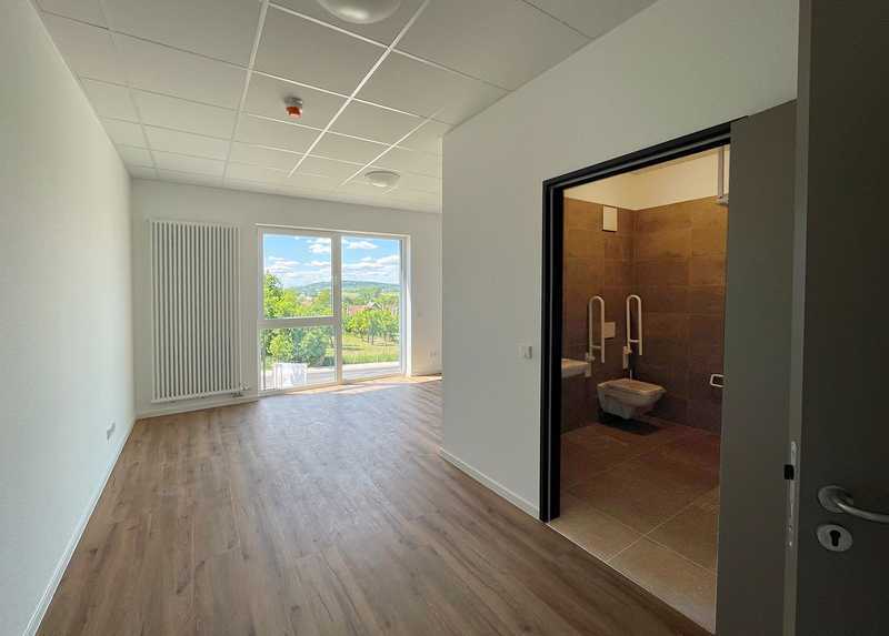                                                               Barrierefreie Zimmer mit Bad in Pflege-WG + Rundum-Versorgung f&uuml;r 2.900 &euro; / mtl.                                                       in Ebsdorfergrund (Marburg-Biedenkopf)
