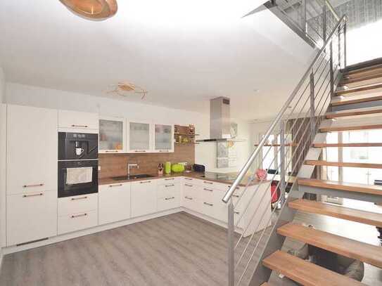 Lichtdurchflutete, neuwertige 4,5-Zimmer-Maisonettewohnung in Trifft-Nähe!