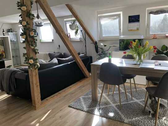 5 Zimmer DG-Wohnung, Südwesthöhenaussichtslage, darüber isol. Bühnenboden, Balkon, Wärmepumpe