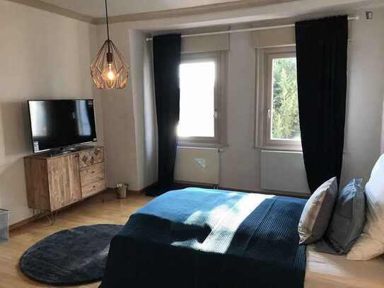 Bright single bedroom with TV close to Rathaus