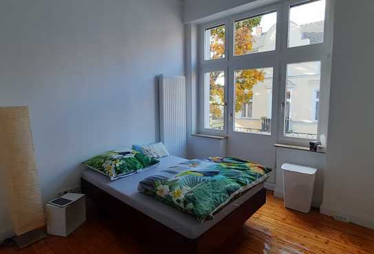 Untermieterin/ Nachmieterin für möbliertes Zimmer in großer 6er-WG gesucht