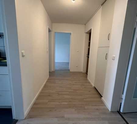 Exklusive, Vollstandig Renoviert 3 Zimmer Wohnung mit Einbauküche und Balkon in Holthausen