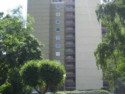 Modernisierte 4-Zimmer-Wohnung mit Balkon und Einbauküche in Braunschweig