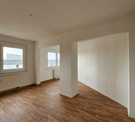 Große 3-Raumwohnung mit Badewanne und Balkon