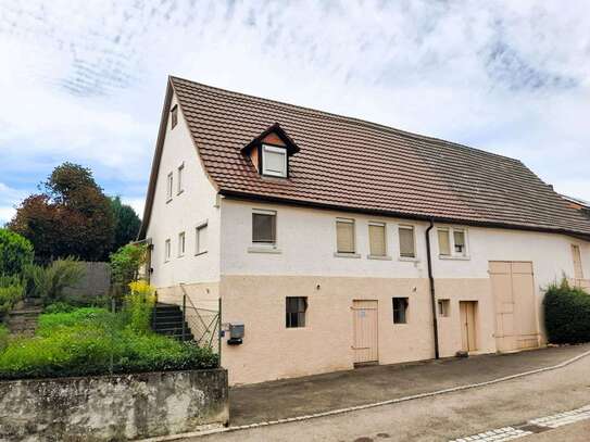 Bauernhaus mit Gartenidyll und Scheune