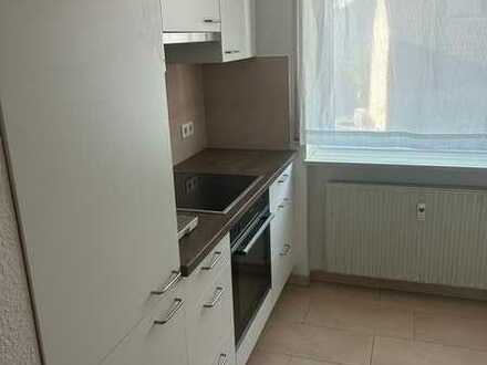 Renovierte 2-Zimmer-Wohnung mit Balkon, Gäste WC und Einbauküche!
