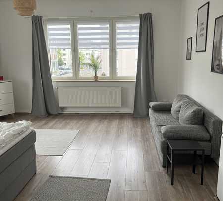 Stilvolle, geräumige und modernisierte 1,5-Zimmer-Wohnung mit Einbauküche in Essen