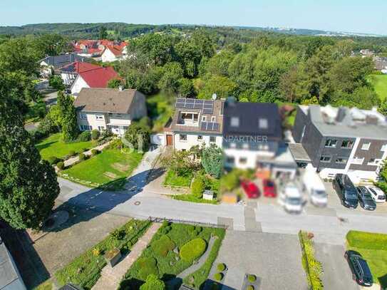 Elegante Doppelhaushälfte mit großzügigem Raumangebot und idyllischem Garten in begehrter Lage